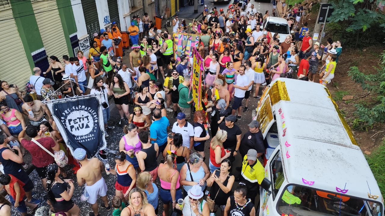 Foto 9 de 16 — Cordão da Luz Divina toma ruas de Araraquara em cortejo; veja fotos